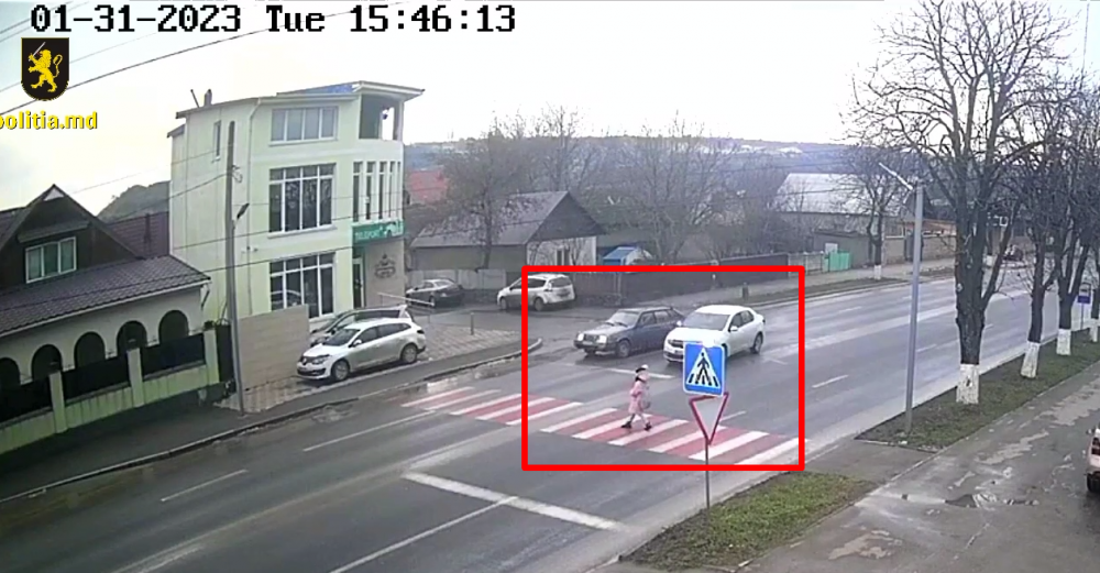 Caz revoltător. Un șofer a fugit după ce a accidentat o mașină a poliției și a fost la un pas de a lovi un copil